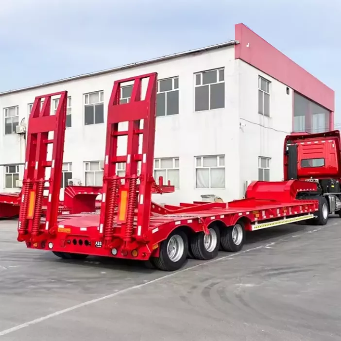W jaki sposób naczepa z platformą typu „gęsia szyja” usprawnia transport ciężkich ładunków?