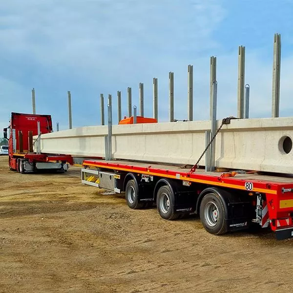 W jaki sposób naczepy do transportu belek standardowych zmniejszają ryzyko związane z transportem ładunków ponadgabarytowych i koszty operacyjne floty?